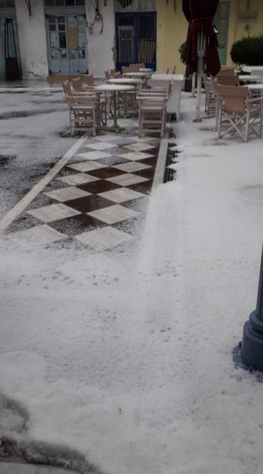 Άσπρισε από το χαλάζι ο Πόρος - Δείτε εντυπωσιακές εικόνες 