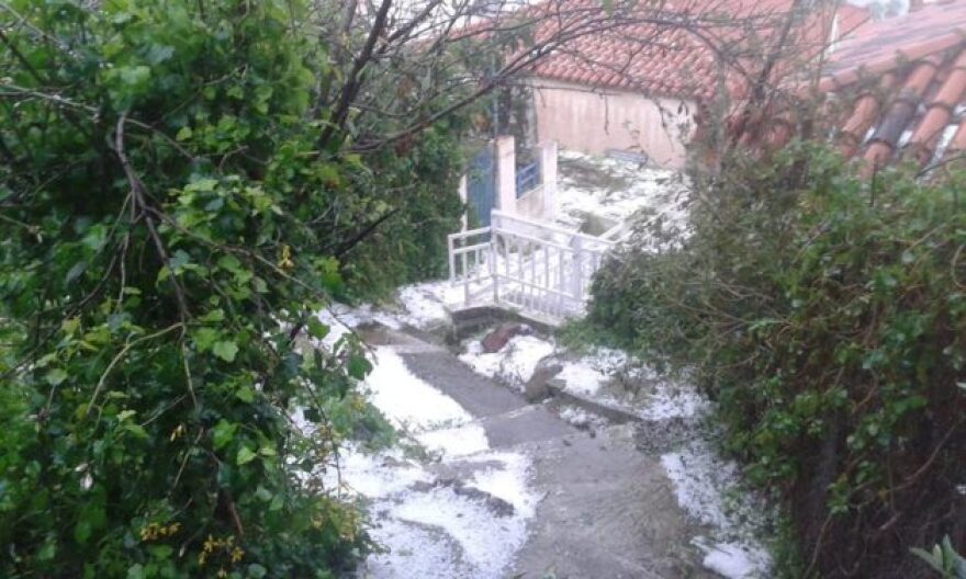 Άσπρισε από το χαλάζι ο Πόρος - Δείτε εντυπωσιακές εικόνες 