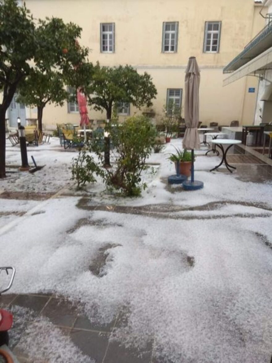 Άσπρισε από το χαλάζι ο Πόρος - Δείτε εντυπωσιακές εικόνες 