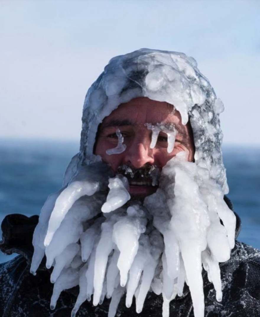 Μπήκε στο νερό για σέρφινγκ με -34℃ και βγήκε παγοκολώνα