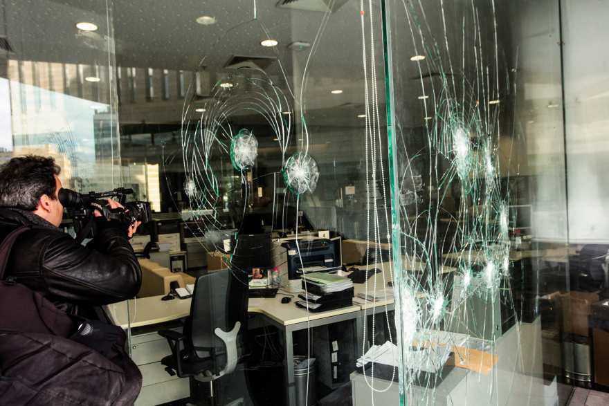 Επίθεση με σφυριά στο κτίριο της Εθνικής Ασφαλιστικής στη λεωφόρο Συγγρού