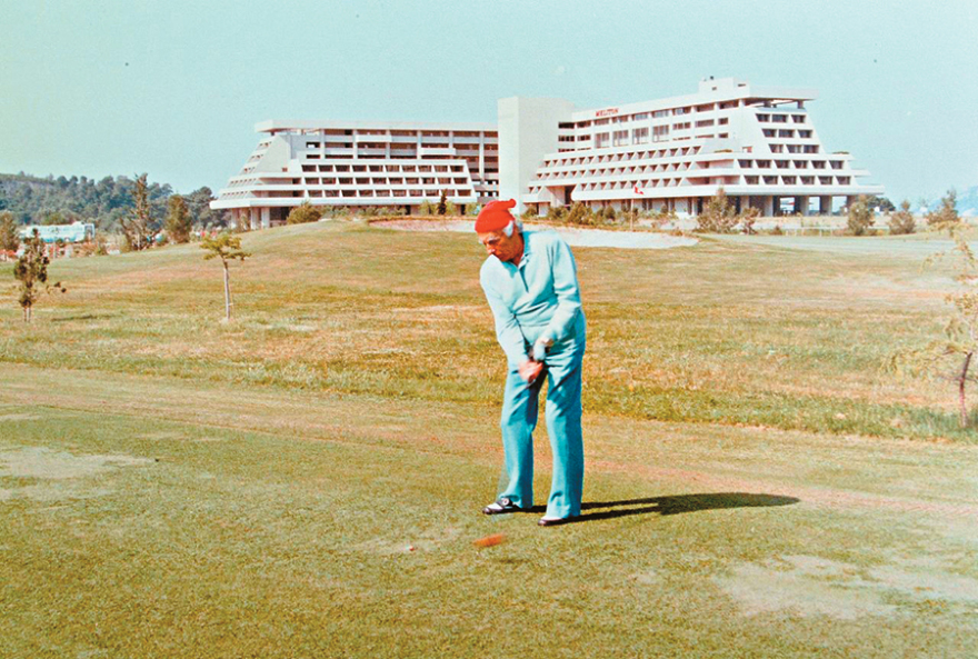 Η οικογένεια Στέγγου πουλάει το «Πόρτο Καρράς»