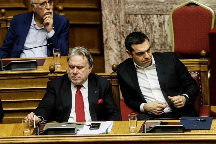 Βουλή - τα παραλειπόμενα της συνεδρίασης: Τα... κομπολόγια, τα χτενίσματα, τα δεκανίκια