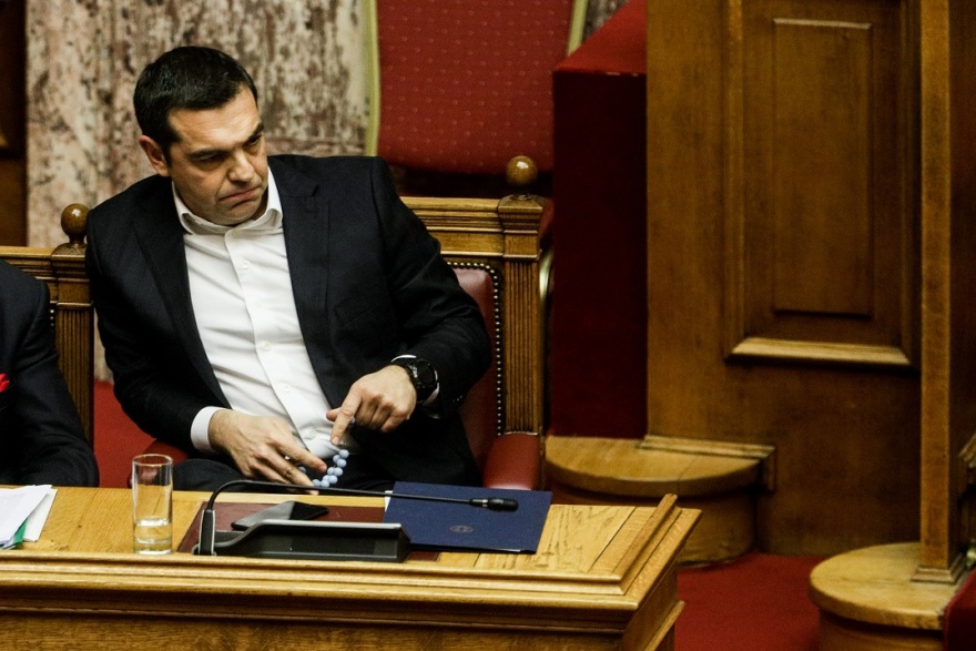 Βουλή - τα παραλειπόμενα της συνεδρίασης: Τα... κομπολόγια, τα χτενίσματα, τα δεκανίκια