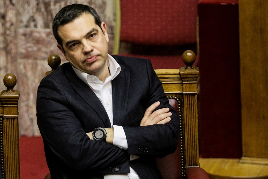 Βουλή - τα παραλειπόμενα της συνεδρίασης: Τα... κομπολόγια, τα χτενίσματα, τα δεκανίκια