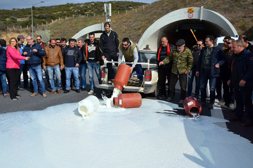 Έκλεισαν τα Τέμπη για δύο ώρες οι αγρότες