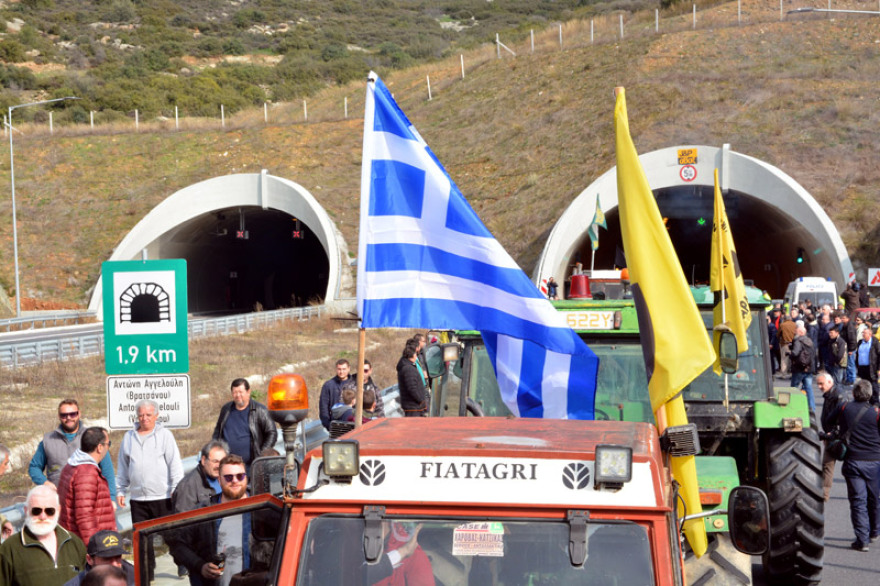 Έκλεισαν τα Τέμπη για δύο ώρες οι αγρότες