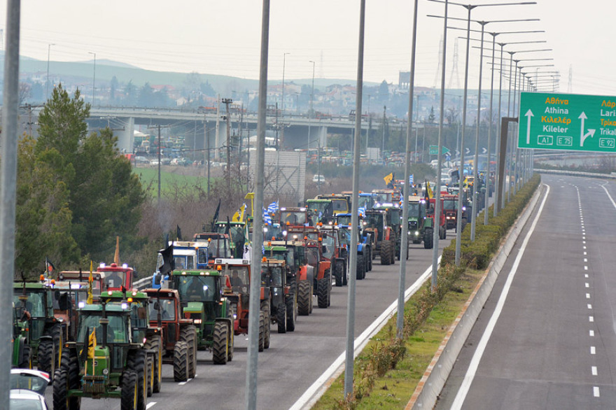 Έκλεισαν τα Τέμπη για δύο ώρες οι αγρότες