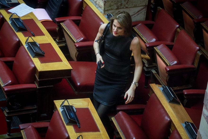 Βουλή - τα παραλειπόμενα της συνεδρίασης: Τα... κομπολόγια, τα χτενίσματα, τα δεκανίκια