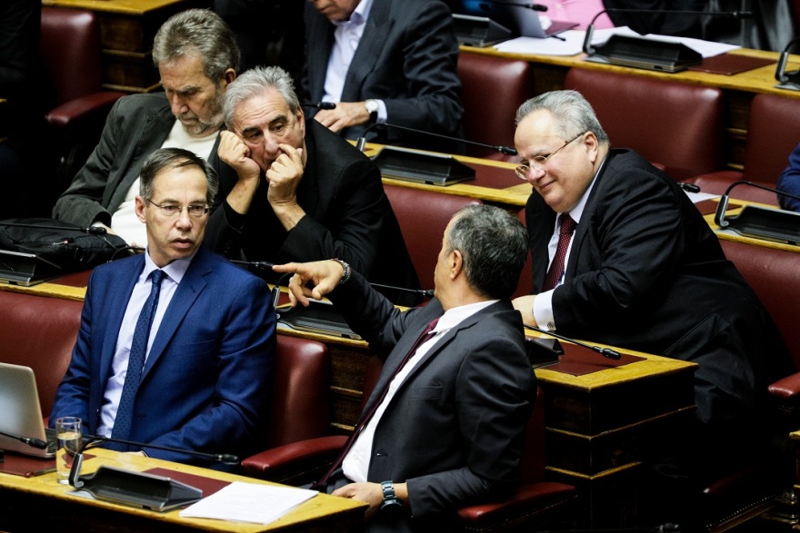 Βουλή - τα παραλειπόμενα της συνεδρίασης: Τα... κομπολόγια, τα χτενίσματα, τα δεκανίκια