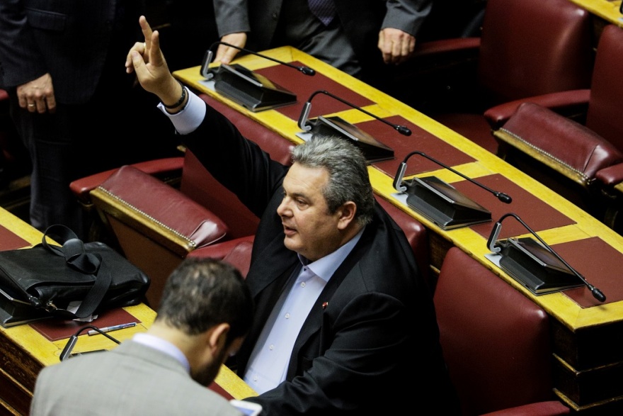 Βουλή - τα παραλειπόμενα της συνεδρίασης: Τα... κομπολόγια, τα χτενίσματα, τα δεκανίκια