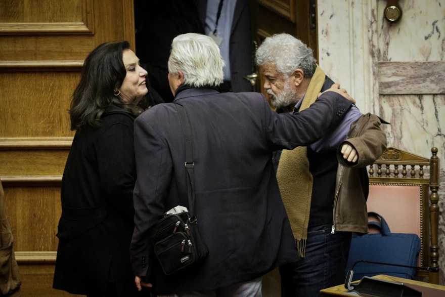 Βουλή - τα παραλειπόμενα της συνεδρίασης: Τα... κομπολόγια, τα χτενίσματα, τα δεκανίκια