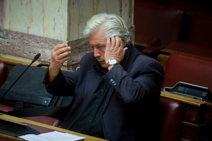 Βουλή - τα παραλειπόμενα της συνεδρίασης: Τα... κομπολόγια, τα χτενίσματα, τα δεκανίκια