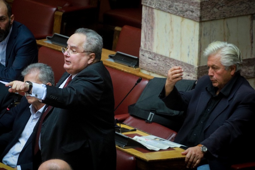 Βουλή - τα παραλειπόμενα της συνεδρίασης: Τα... κομπολόγια, τα χτενίσματα, τα δεκανίκια