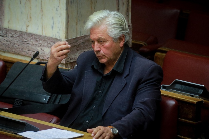 Βουλή - τα παραλειπόμενα της συνεδρίασης: Τα... κομπολόγια, τα χτενίσματα, τα δεκανίκια