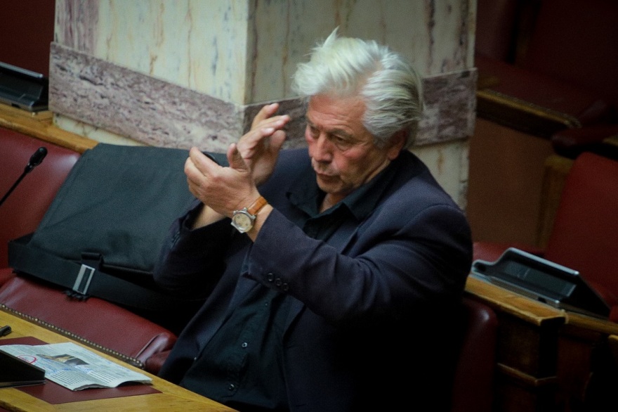 Βουλή - τα παραλειπόμενα της συνεδρίασης: Τα... κομπολόγια, τα χτενίσματα, τα δεκανίκια