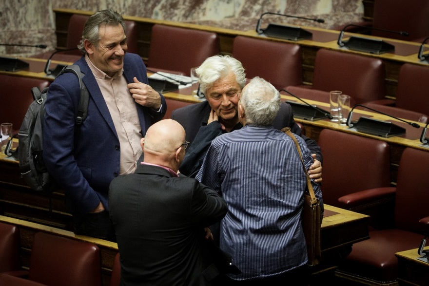 Βουλή - τα παραλειπόμενα της συνεδρίασης: Τα... κομπολόγια, τα χτενίσματα, τα δεκανίκια