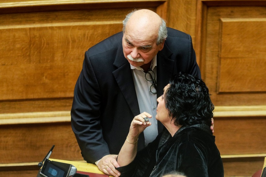 Βουλή - τα παραλειπόμενα της συνεδρίασης: Τα... κομπολόγια, τα χτενίσματα, τα δεκανίκια