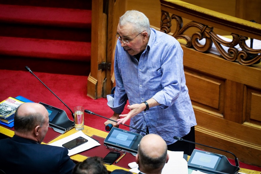 Βουλή - τα παραλειπόμενα της συνεδρίασης: Τα... κομπολόγια, τα χτενίσματα, τα δεκανίκια