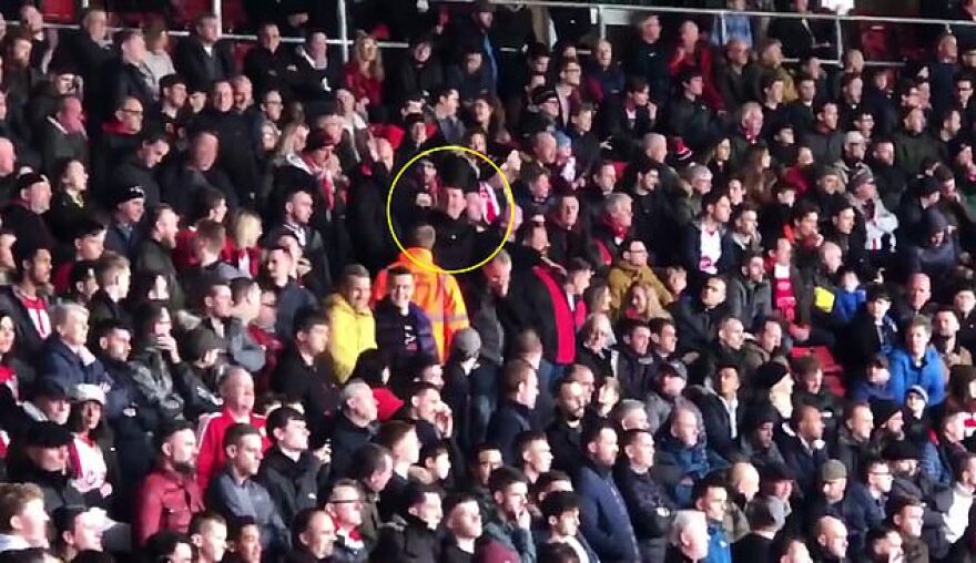 Απίστευτο: Οπαδοί έκαναν το «αεροπλάνο» στην ομάδα του Εμιλιάνο Σάλα!