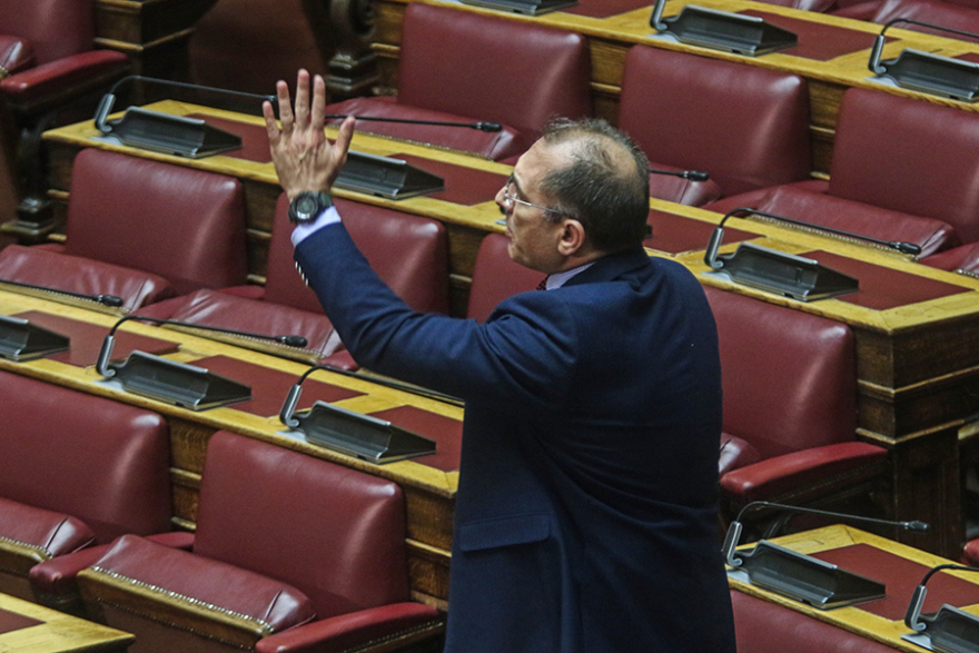 Ορκωμοσία Κουίκ: Τον αποδοκίμασε ο Δημήτρης Καμμένος - «Ήρθες για την καρέκλα»