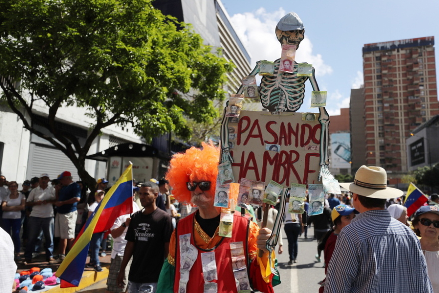 Βενεζουέλα: Οπαδοί του Γκουαϊδό στους δρόμους για να ανοίξουν τα σύνορα στην ανθρωπιστική βοήθεια