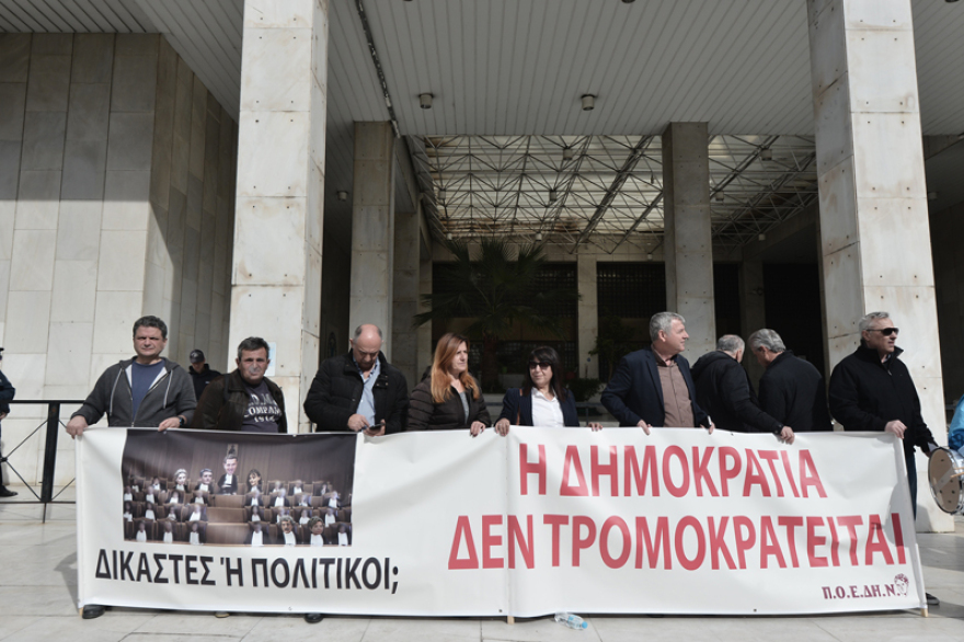 ΠΟΕΔΗΝ: Διαμαρτυρία έξω από τη ΓΑΔΑ για την κλήση μελών της ως «επικίνδυνα για το πολίτευμα»