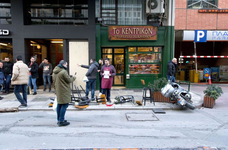 Βίντεο σοκ: Η στιγμή που το ΙΧ πέφτει πάνω σε πεζούς στη Θεσσαλονίκη