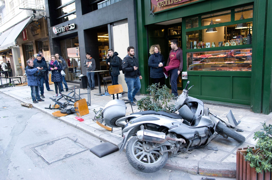 Βίντεο σοκ: Η στιγμή που το ΙΧ πέφτει πάνω σε πεζούς στη Θεσσαλονίκη