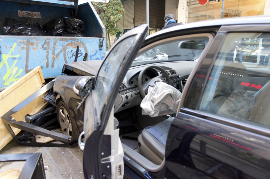 Βίντεο σοκ: Η στιγμή που το ΙΧ πέφτει πάνω σε πεζούς στη Θεσσαλονίκη