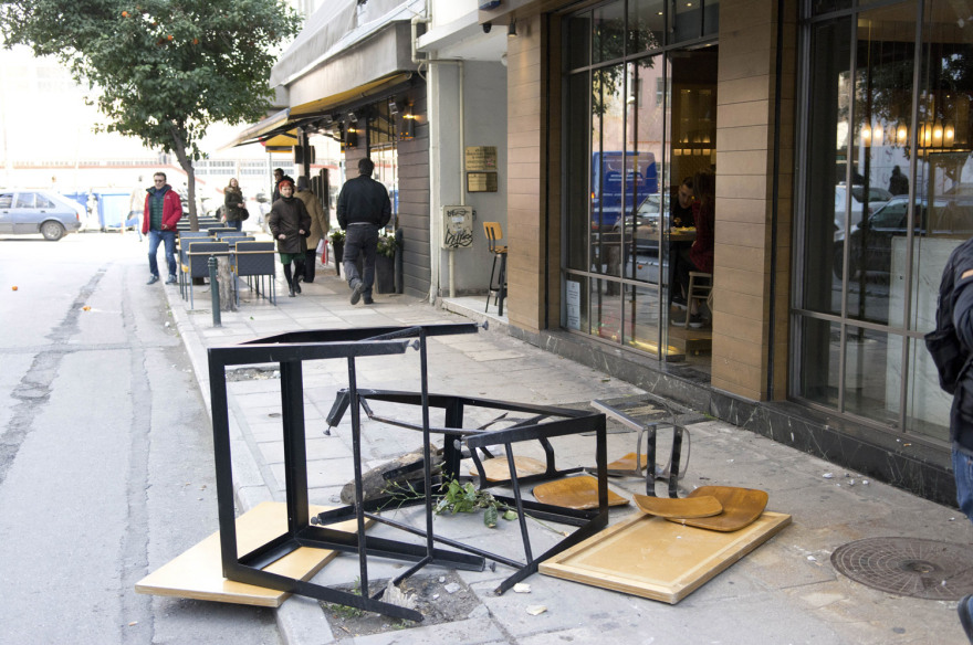 Βίντεο σοκ: Η στιγμή που το ΙΧ πέφτει πάνω σε πεζούς στη Θεσσαλονίκη