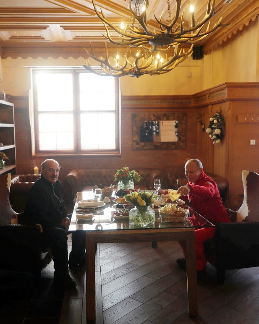 Πούτιν και Λουκασένκο κάνουν μαζί σκι, παρά τις τεταμένες σχέσεις Ρωσίας - Λευκορωσίας