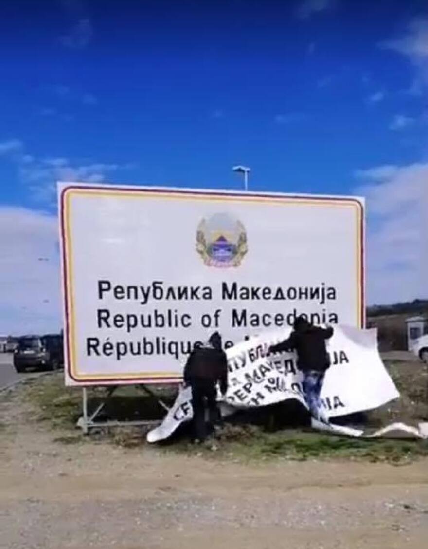 Σκόπια: Πινακίδα με «Σεβέρνα Μακεντόνιγια» σε δύο γλώσσες στη Γευγελή