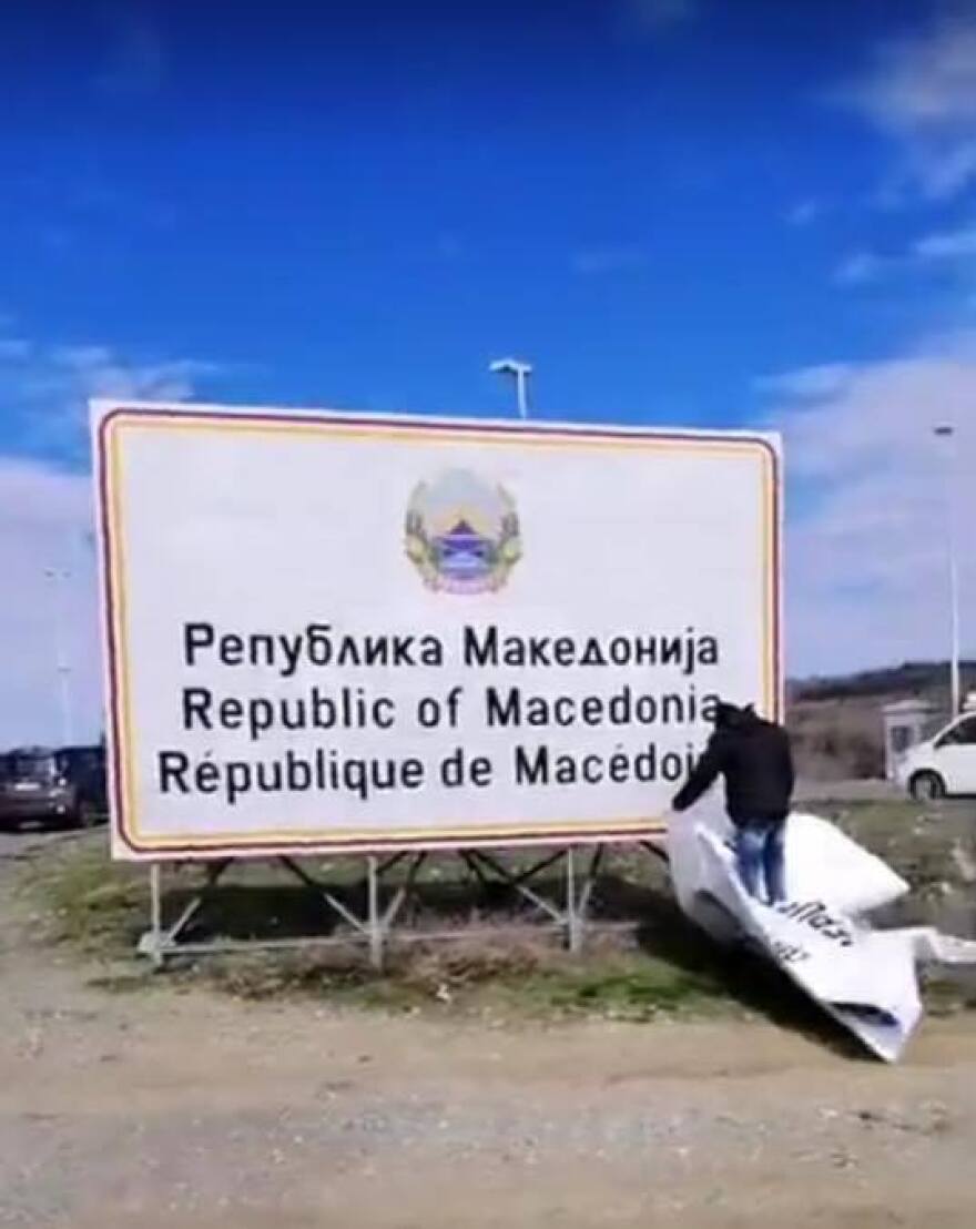 Σκόπια: Πινακίδα με «Σεβέρνα Μακεντόνιγια» σε δύο γλώσσες στη Γευγελή