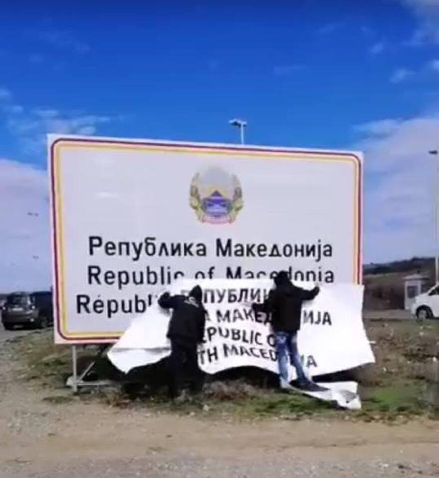 Σκόπια: Πινακίδα με «Σεβέρνα Μακεντόνιγια» σε δύο γλώσσες στη Γευγελή