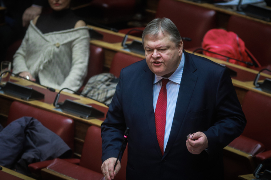 Θεσμικές ακροβασίες ΣΥΡΙΖΑ: Θέλουν να δεσμεύσουν την επόμενη Βουλή για το περιεχόμενο των αναθεωρητέων διατάξεων