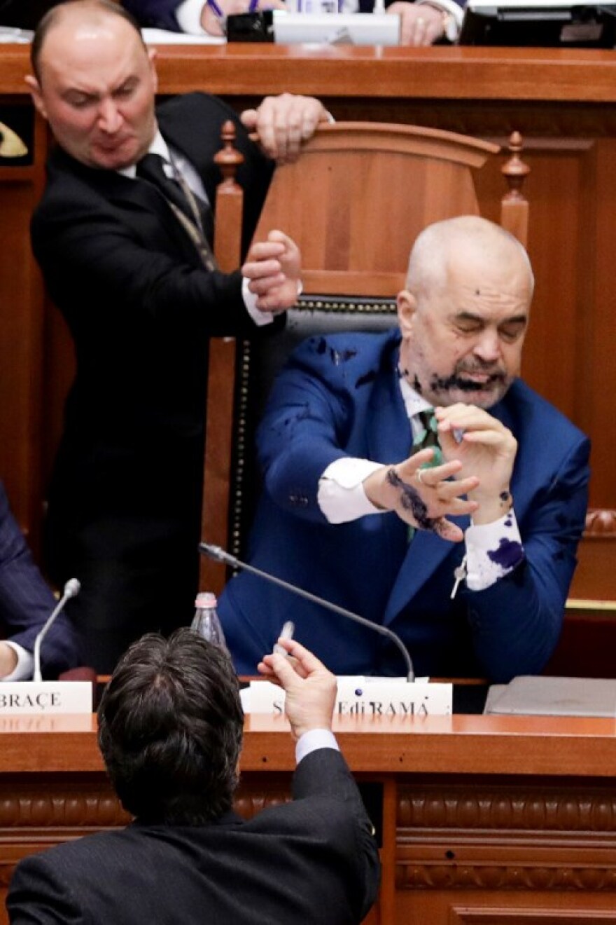 Αλβανία: Επίθεση με μπογιά κατά του Έντι Ράμα μέσα στη βουλή