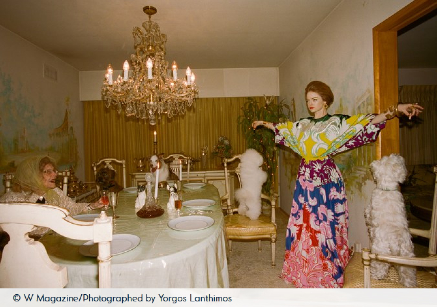 Η Έμα Στόουν ποζάρει στον φωτογραφικό φακό του Γιώργου Λάνθιμου 