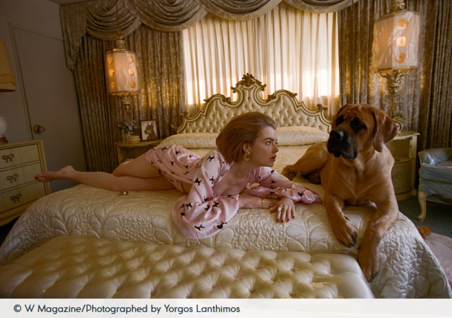 Η Έμα Στόουν ποζάρει στον φωτογραφικό φακό του Γιώργου Λάνθιμου 