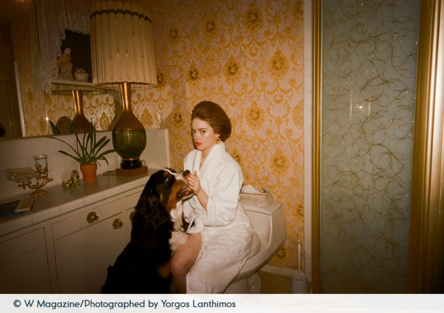 Η Έμα Στόουν ποζάρει στον φωτογραφικό φακό του Γιώργου Λάνθιμου 