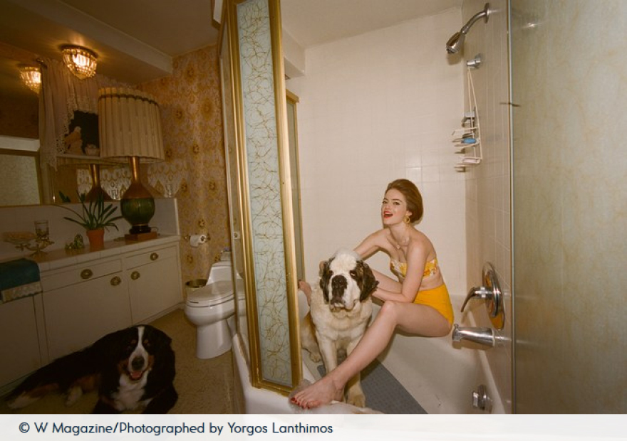 Η Έμα Στόουν ποζάρει στον φωτογραφικό φακό του Γιώργου Λάνθιμου 