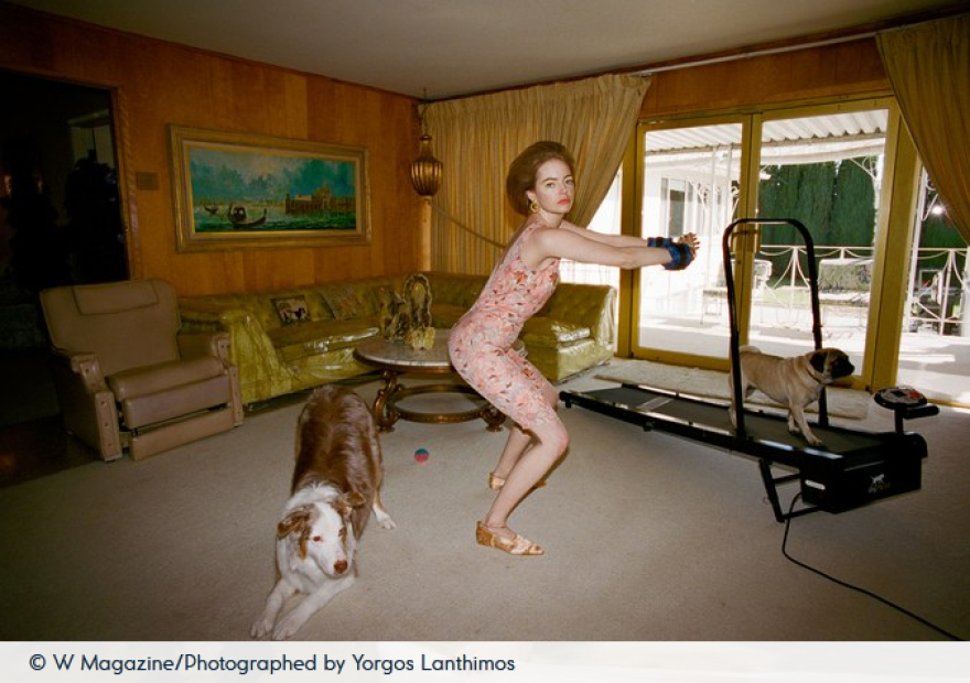 Η Έμα Στόουν ποζάρει στον φωτογραφικό φακό του Γιώργου Λάνθιμου 