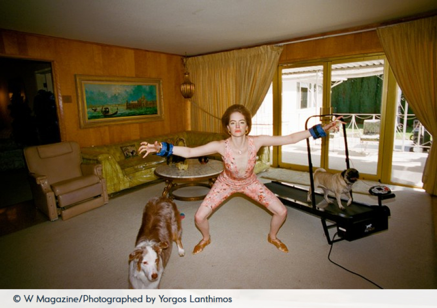 Η Έμα Στόουν ποζάρει στον φωτογραφικό φακό του Γιώργου Λάνθιμου 