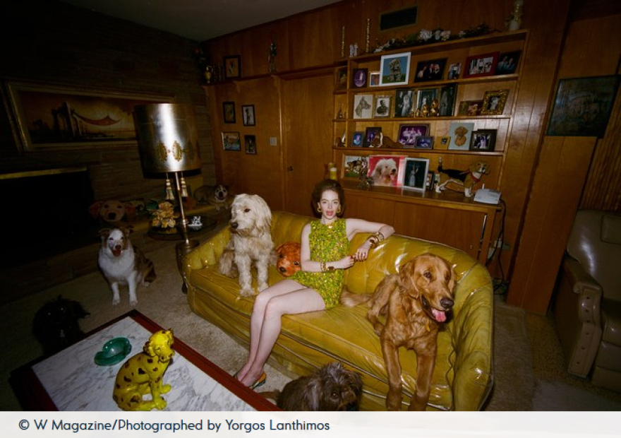 Η Έμα Στόουν ποζάρει στον φωτογραφικό φακό του Γιώργου Λάνθιμου 