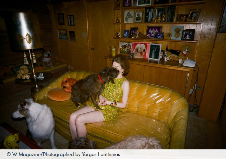 Η Έμα Στόουν ποζάρει στον φωτογραφικό φακό του Γιώργου Λάνθιμου 