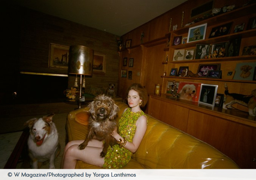 Η Έμα Στόουν ποζάρει στον φωτογραφικό φακό του Γιώργου Λάνθιμου 