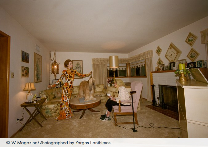 Η Έμα Στόουν ποζάρει στον φωτογραφικό φακό του Γιώργου Λάνθιμου 