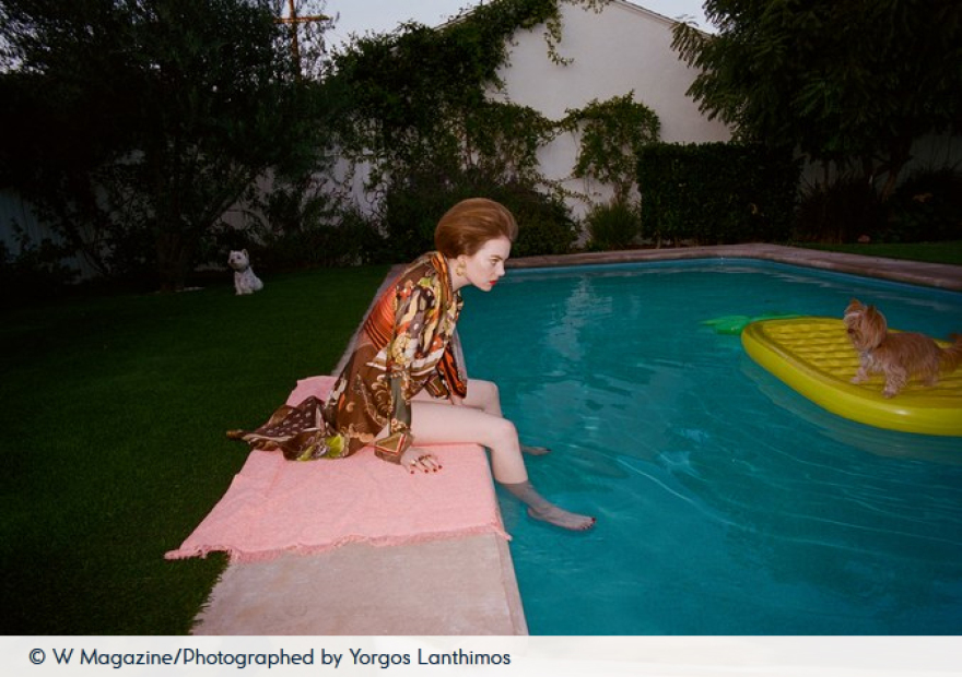 Η Έμα Στόουν ποζάρει στον φωτογραφικό φακό του Γιώργου Λάνθιμου 