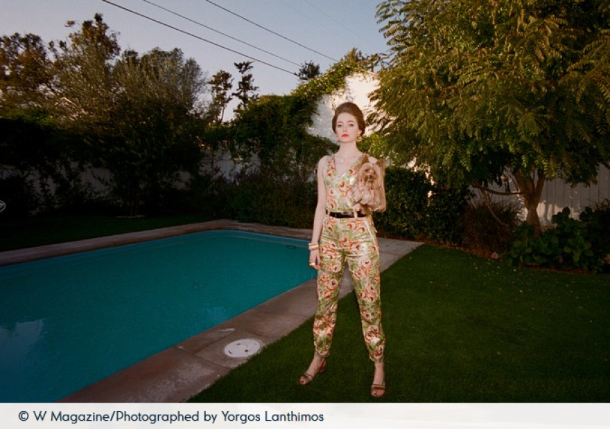 Η Έμα Στόουν ποζάρει στον φωτογραφικό φακό του Γιώργου Λάνθιμου 