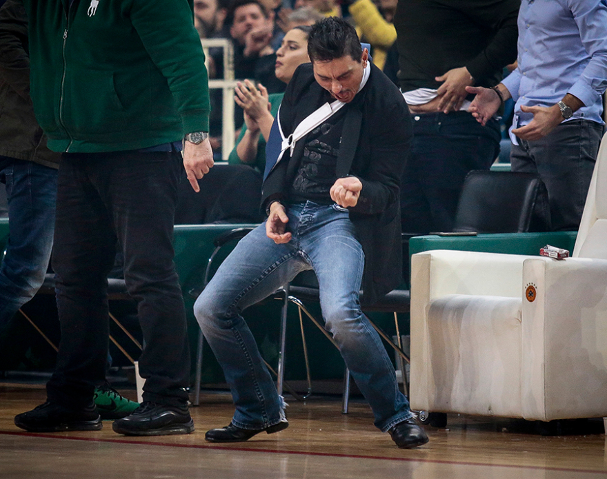 Συγγνώμη Γιαννακόπουλου για το στρινγκ στον πάγκο του Ολυμπιακού: «Ήταν μια λανθασμένη κίνηση»